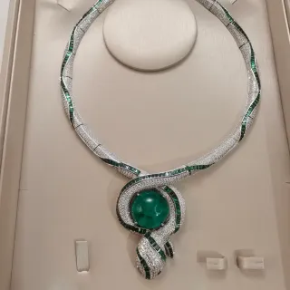 سلسلة زمرد وألماس باڤيه بتصميم ثعباني