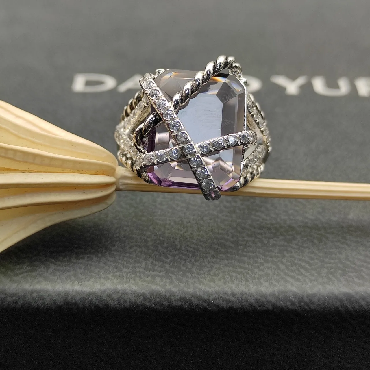 Bague Facetée Gemme Violette Motif Diamant Corde Croisée 2
