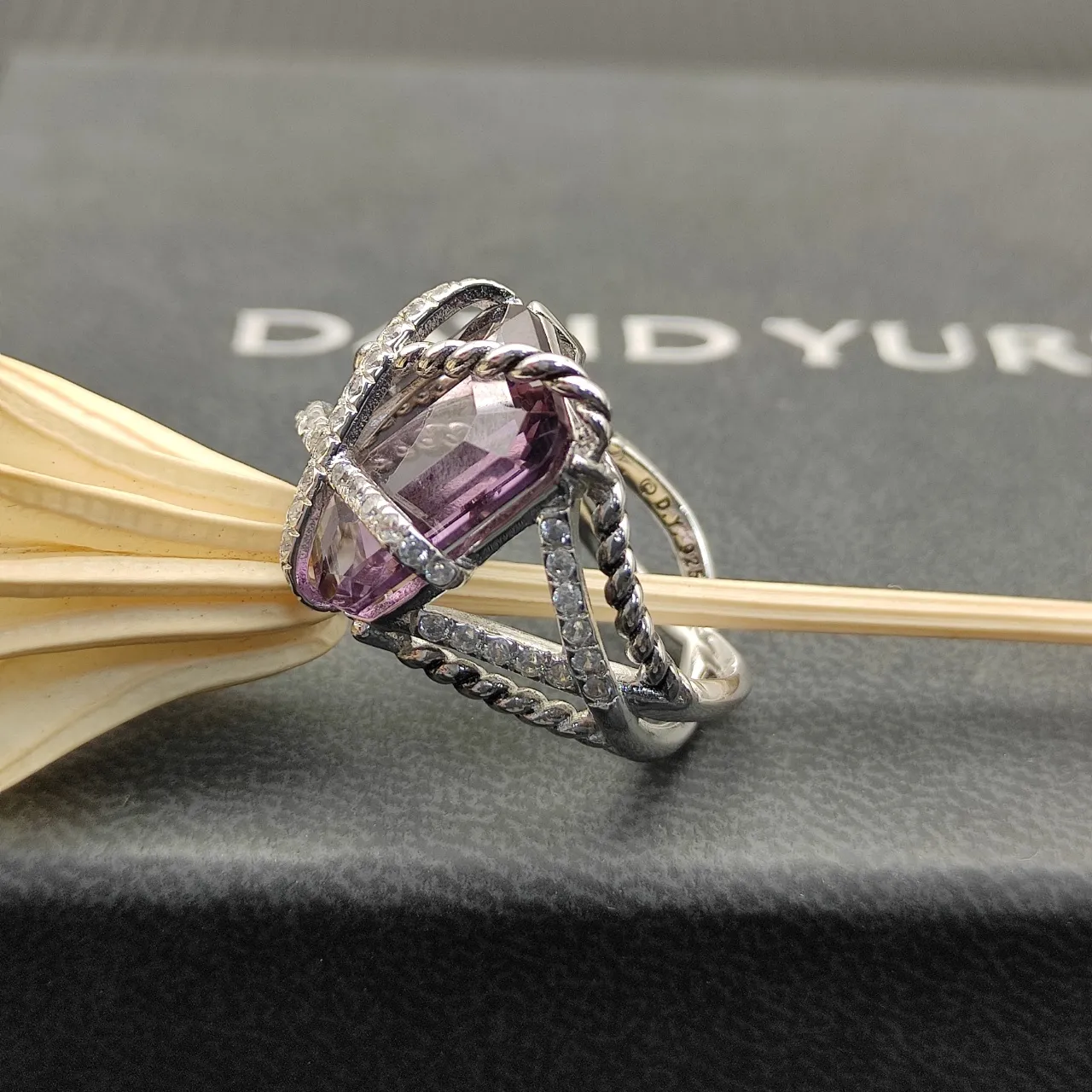 Bague Facetée Gemme Violette Motif Diamant Corde Croisée 3