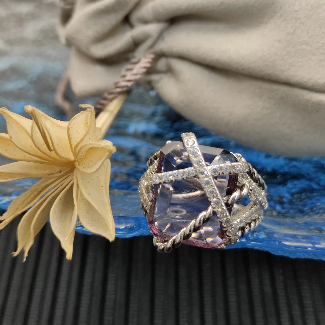 Bague Facetée Gemme Violette Motif Diamant Corde Croisée 6