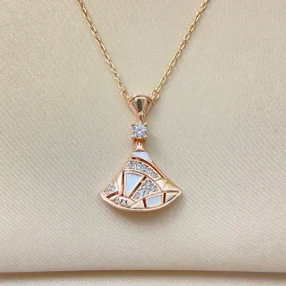 Collier Pendentif en Forme d'Éventail avec Incrustations Géométriques