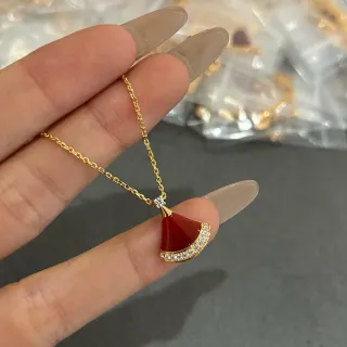 قلادة كابوشون أحمر مروحي تبليط