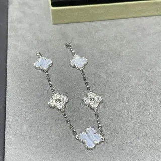 Pulsera de cadena con motivo de cinco tréboles en ágata y cristales pavé de tono plateado