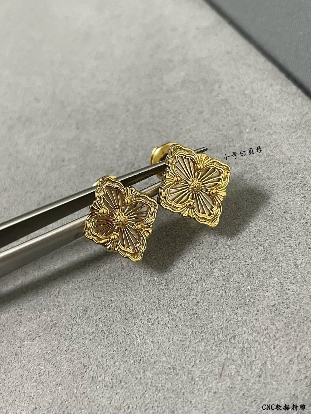 أقراط أذن زهورية CNC-Engraved ذهبي اللون مادر بيرل إنلاي 8