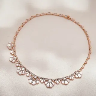 قلادة بطابع زهوري Pave-Set حجر كابوشون أبيض ذهب وردي