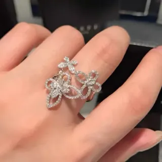Anel floral em openwork pavé de triplo-flor