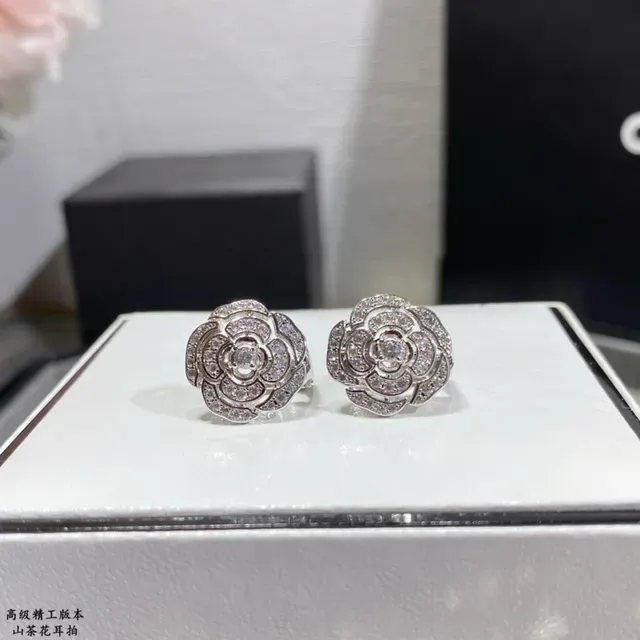Floral Pavé Crystal Stud Earring 2