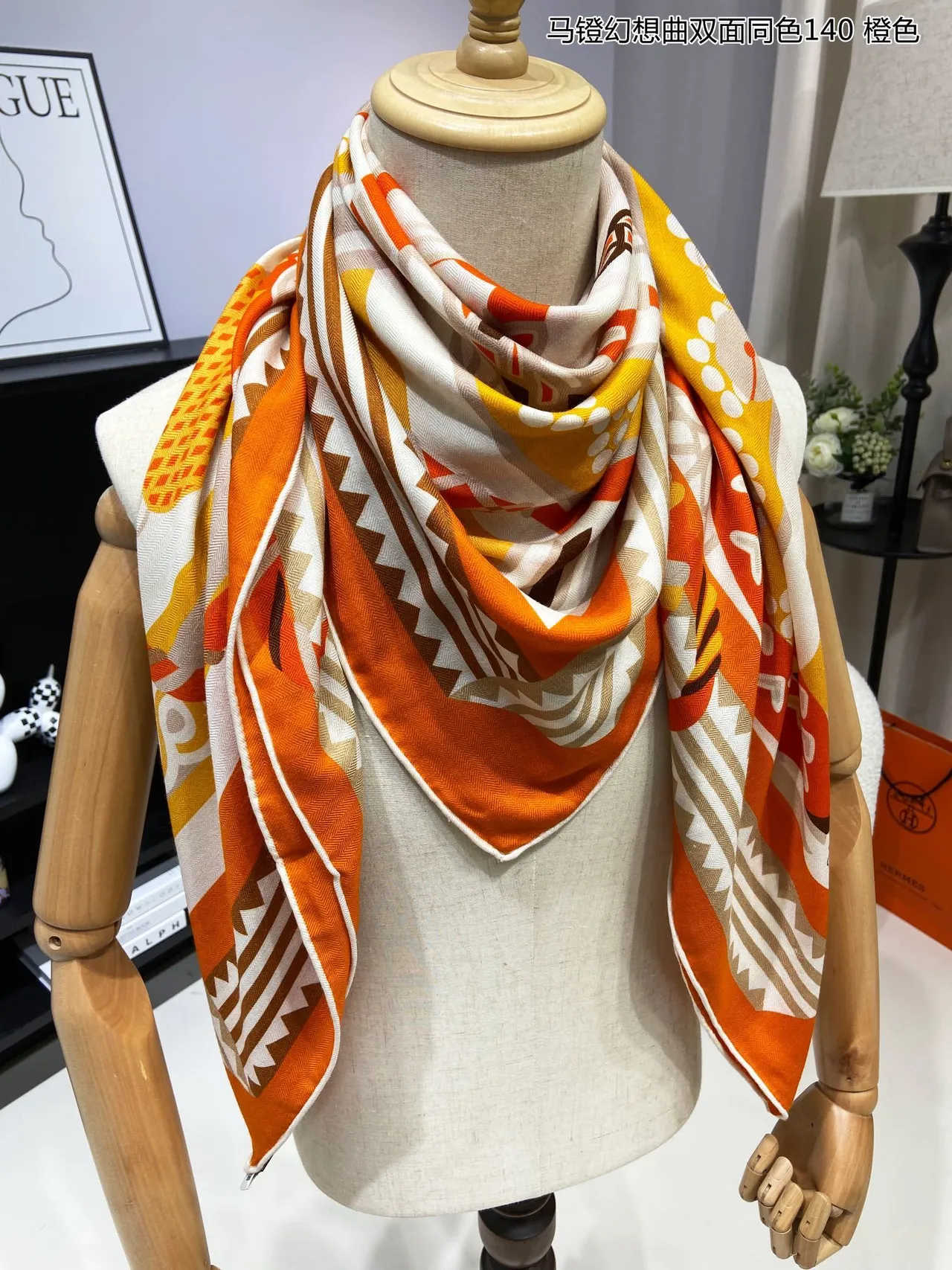 Xale estampado geométrico laranja amarelo bege tecido 3
