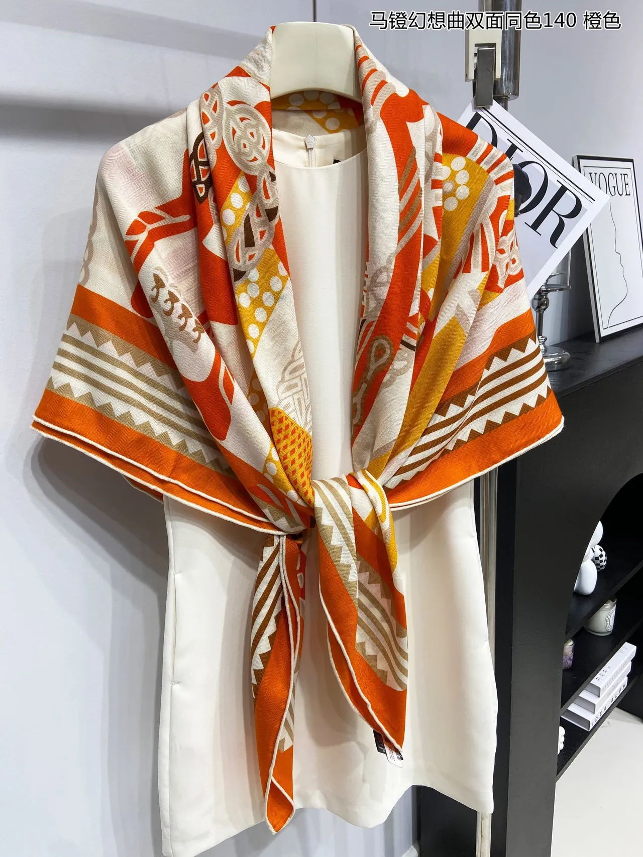 Xale estampado geométrico laranja amarelo bege tecido 5