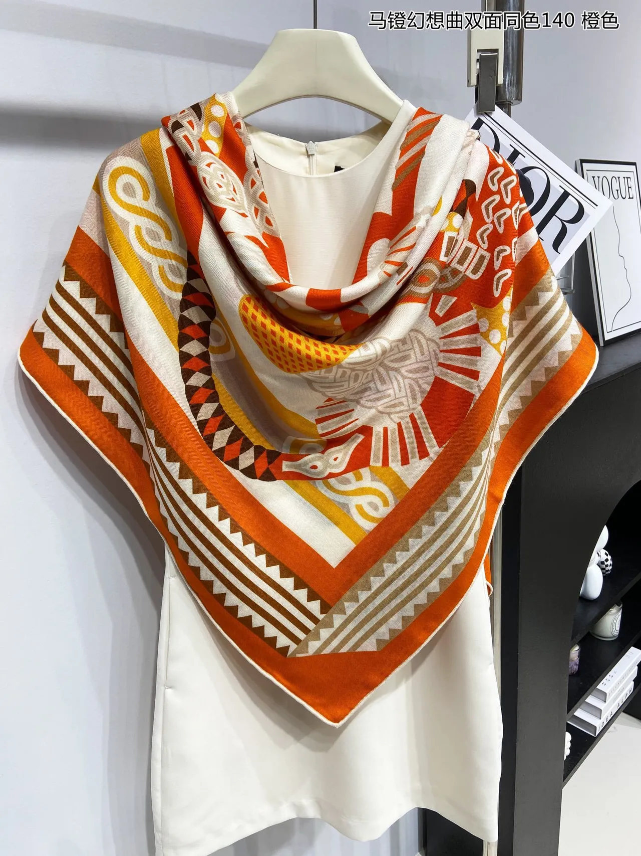 Xale estampado geométrico laranja amarelo bege tecido 6