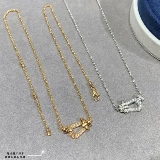 金色和银色调 Pavé U 形吊坠项链
