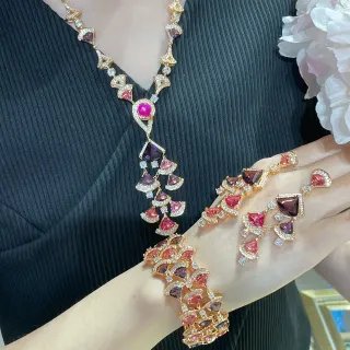 Collier or multicolore en forme d'éventail géométrique Pavé-Set de pierres blanches