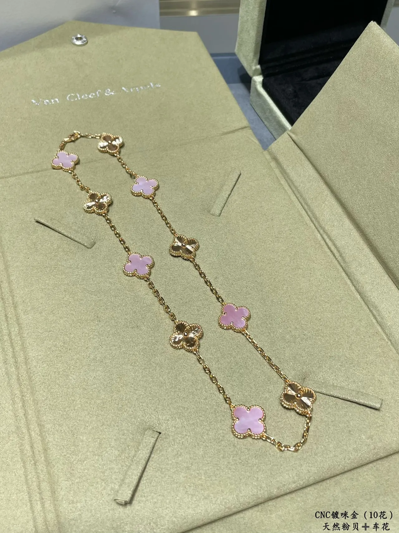 Gold Pink Chain Clover-Shaped Motifs Necklace 2