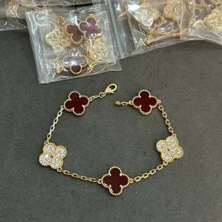 Pulsera de cadena dorada roja con motivos en forma de trébol