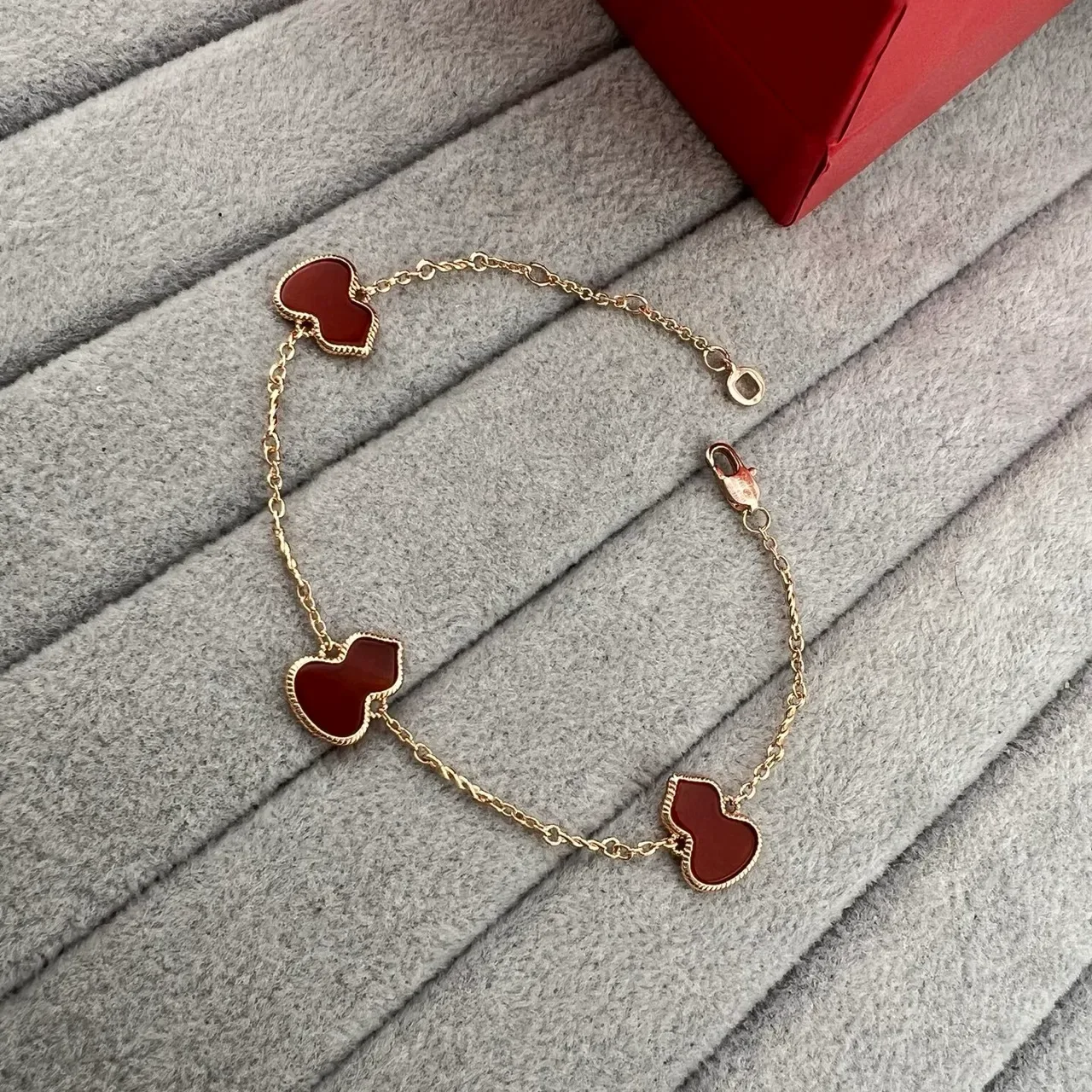 Gold Red Chain Heart-Shaped Charms Bracelet 4