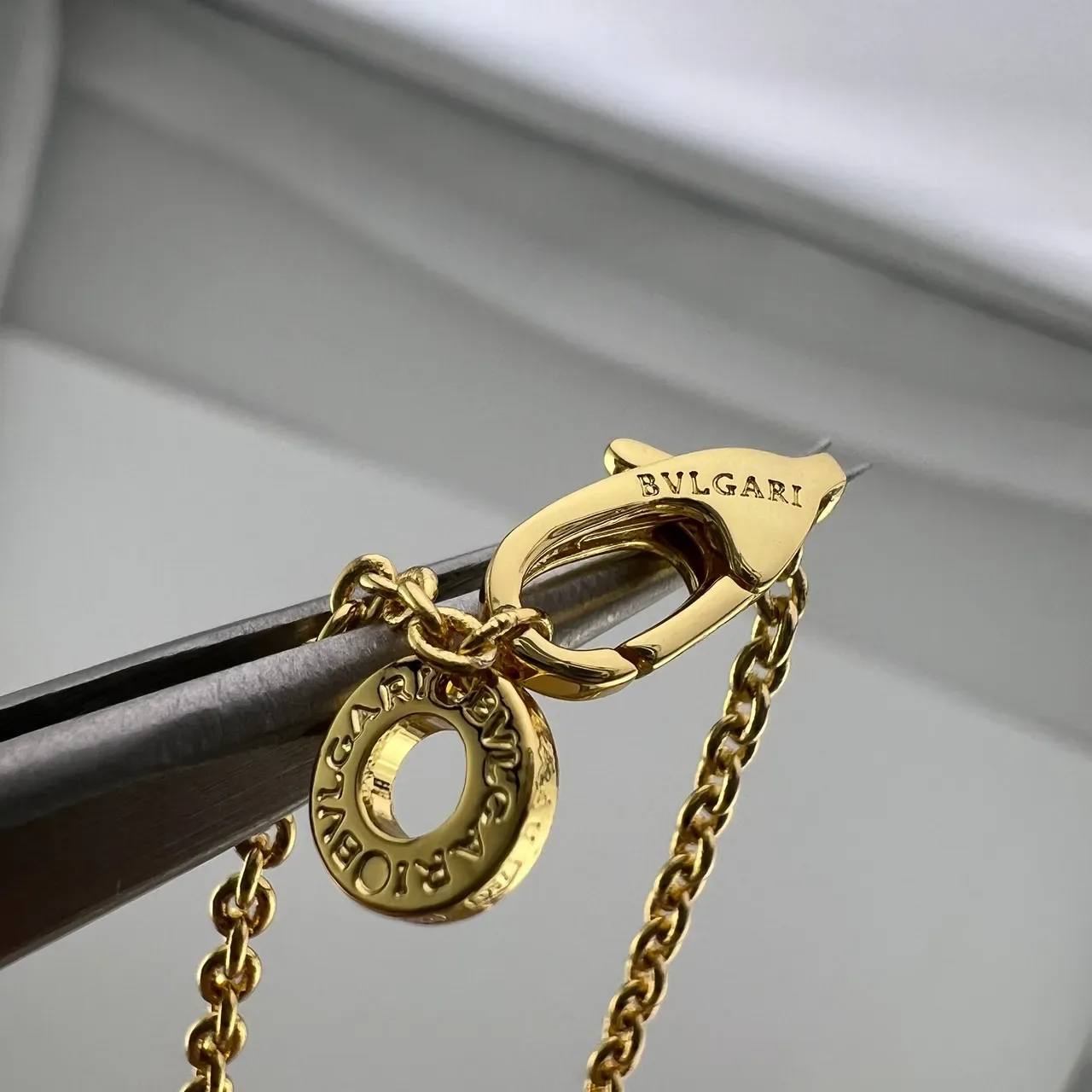 Colliers avec pendentifs charms géométriques empilés en or, or rose et argent 3