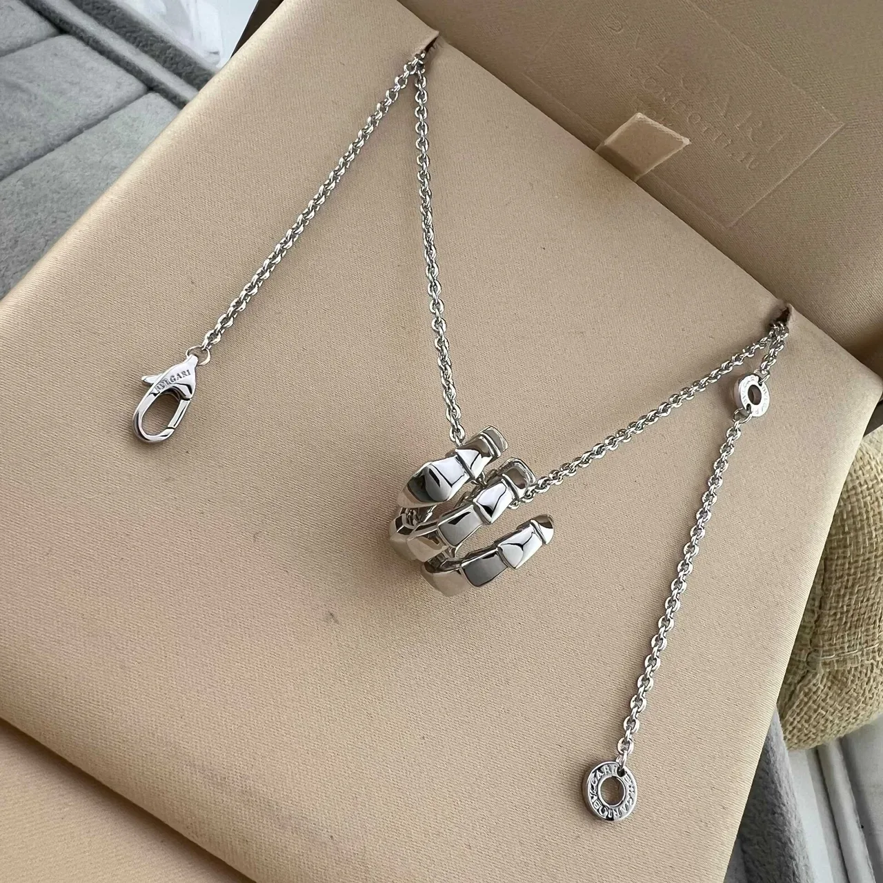 Colliers avec pendentifs charms géométriques empilés en or, or rose et argent 4