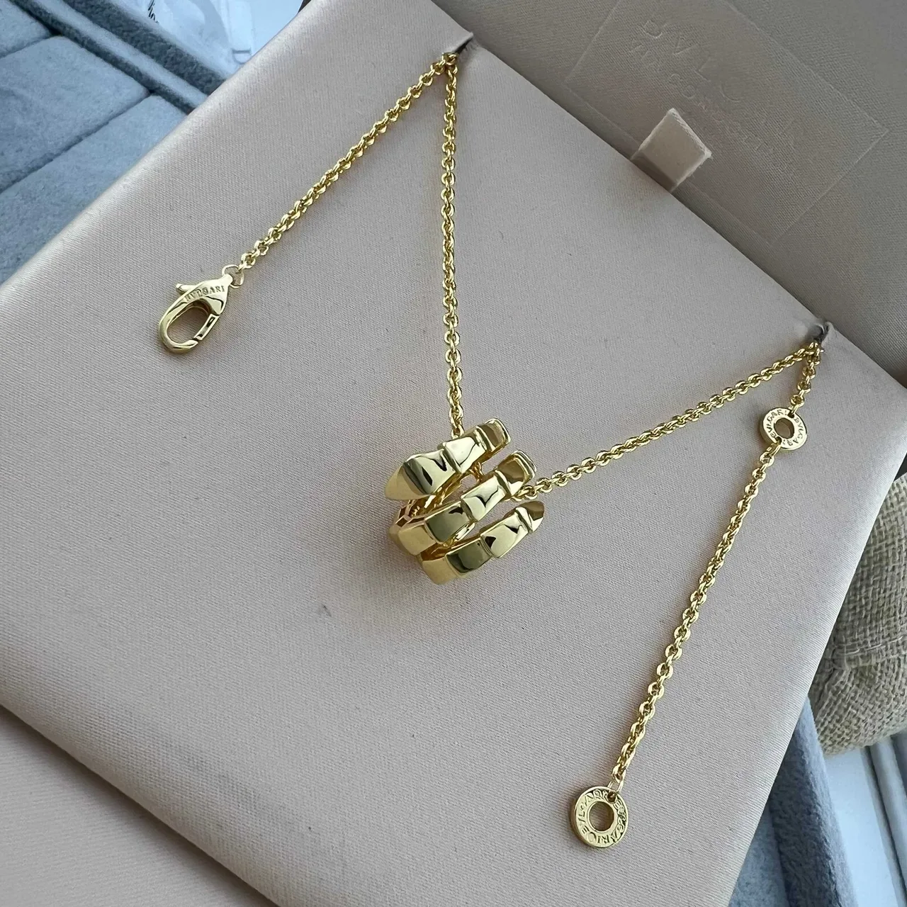 Colliers avec pendentifs charms géométriques empilés en or, or rose et argent 5