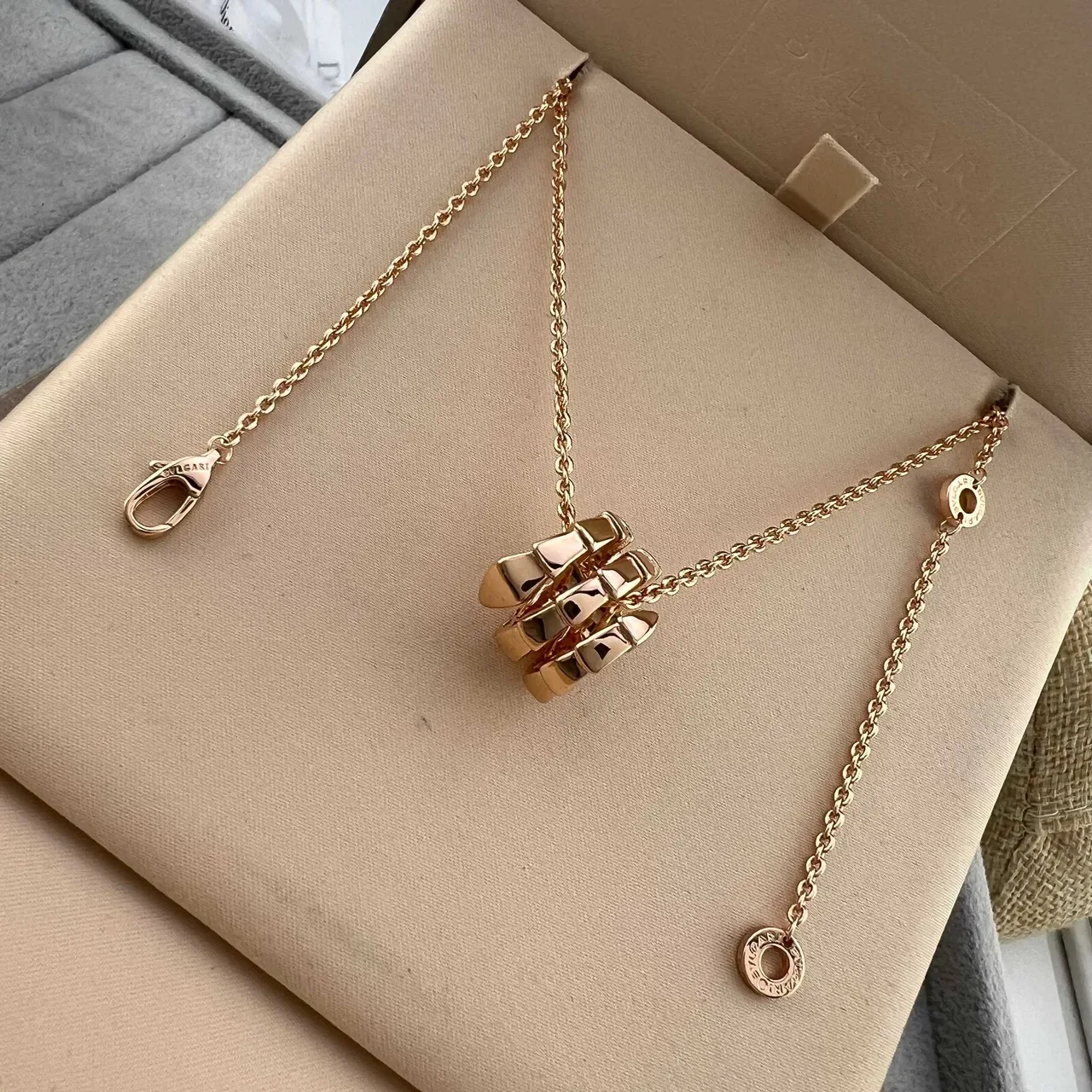 Colliers avec pendentifs charms géométriques empilés en or, or rose et argent 6