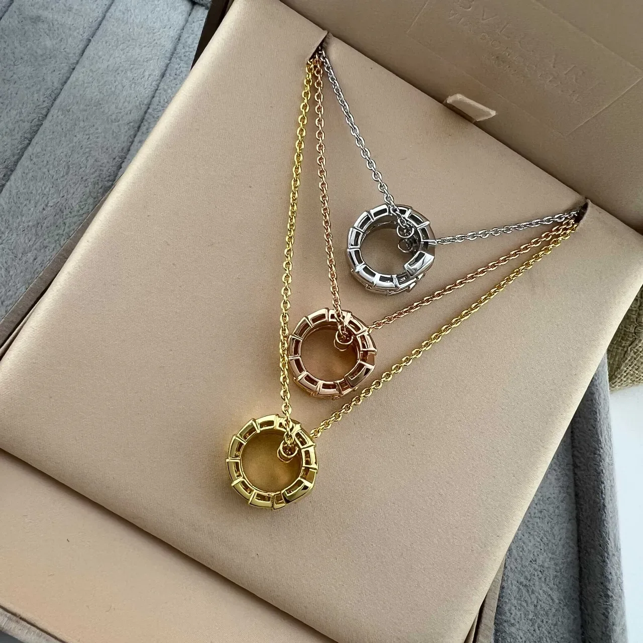 Colliers avec pendentifs charms géométriques empilés en or, or rose et argent 7
