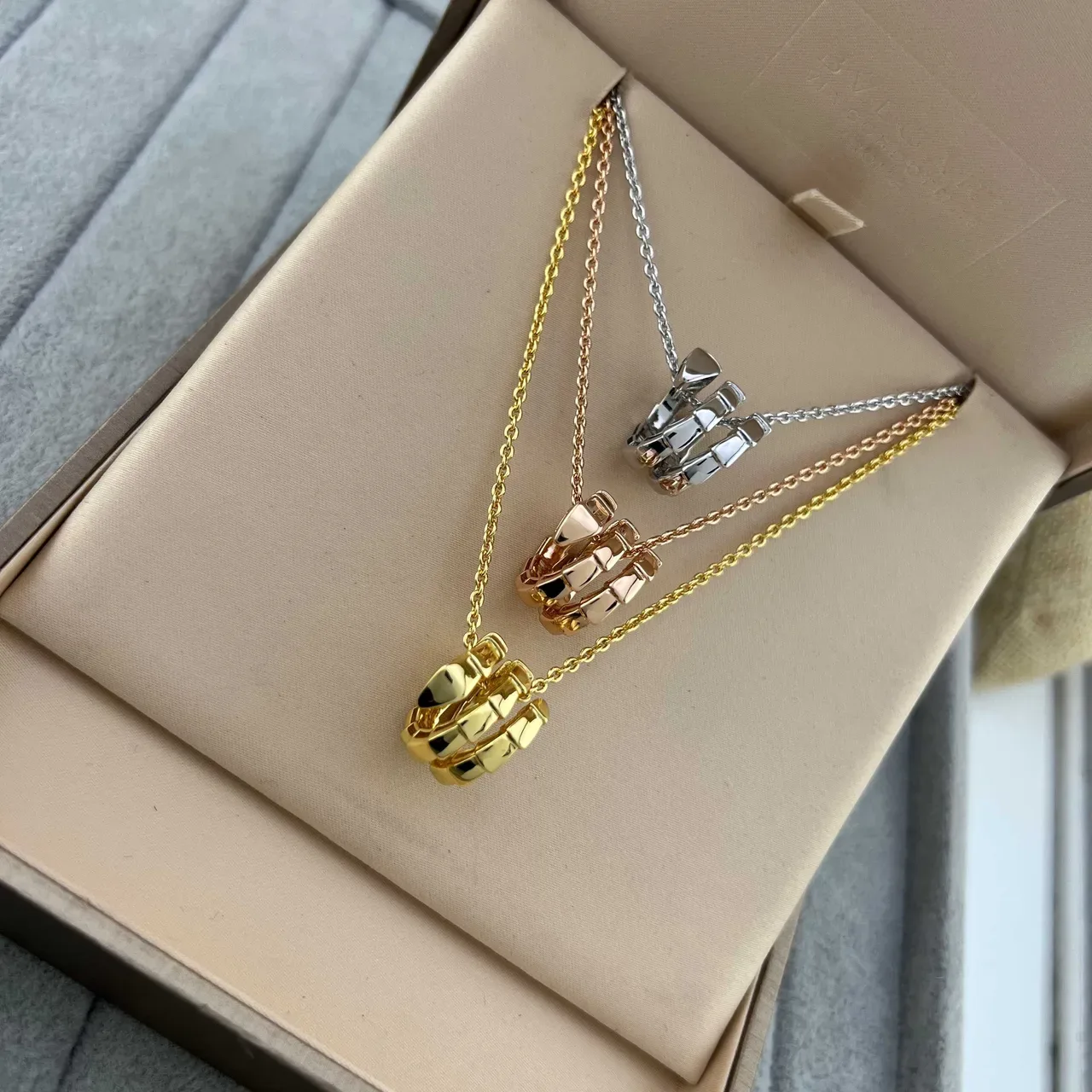 Colliers avec pendentifs charms géométriques empilés en or, or rose et argent 8