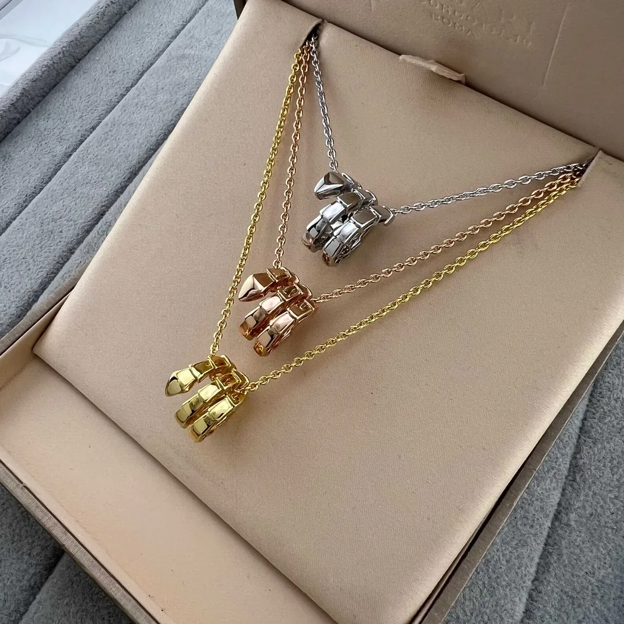 Colliers avec pendentifs charms géométriques empilés en or, or rose et argent 9