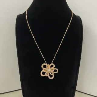 Collier avec pendentif en forme de fleur à jour en or et argent avec embellissement de cristal pavé