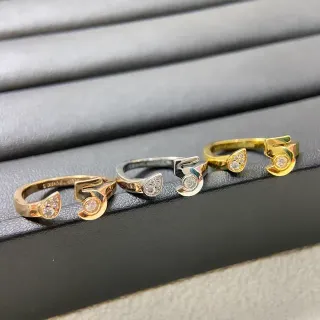 Anillo de oro y plata con banda abierta asimétrica en forma de hoja con engastes