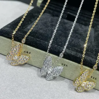 Colar de metal com pêndulo de borboleta de cristal pavé em ouro e prata