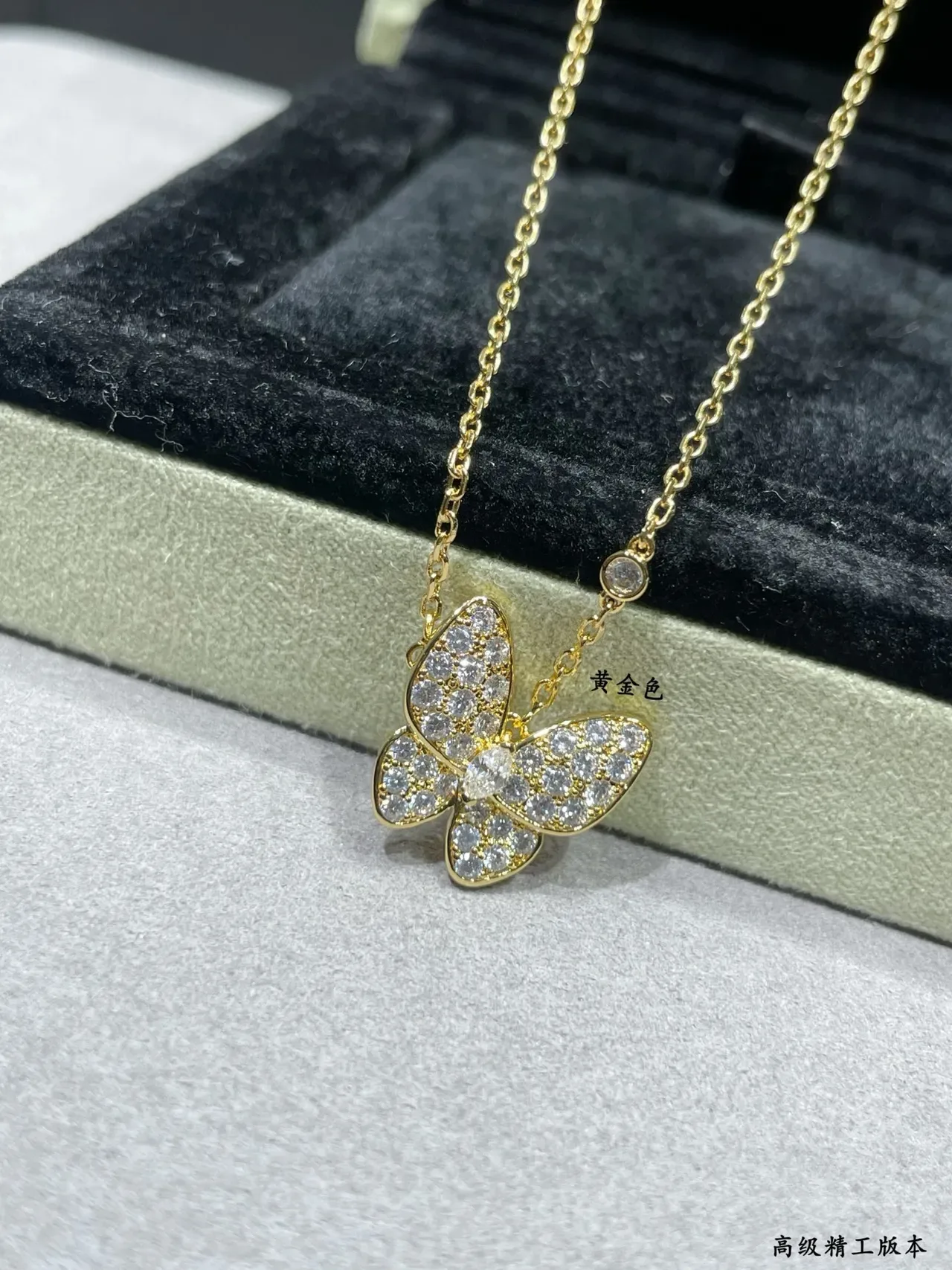 Colar de metal com pêndulo de borboleta de cristal pavé em ouro e prata 2