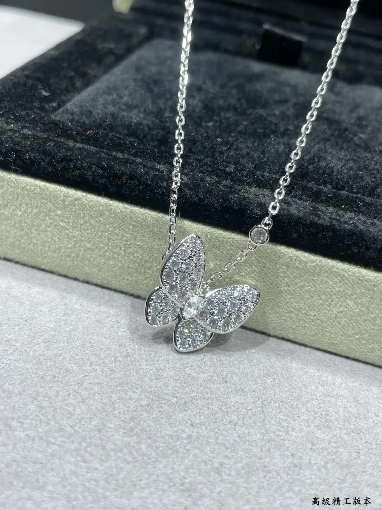 Colar de metal com pêndulo de borboleta de cristal pavé em ouro e prata 3