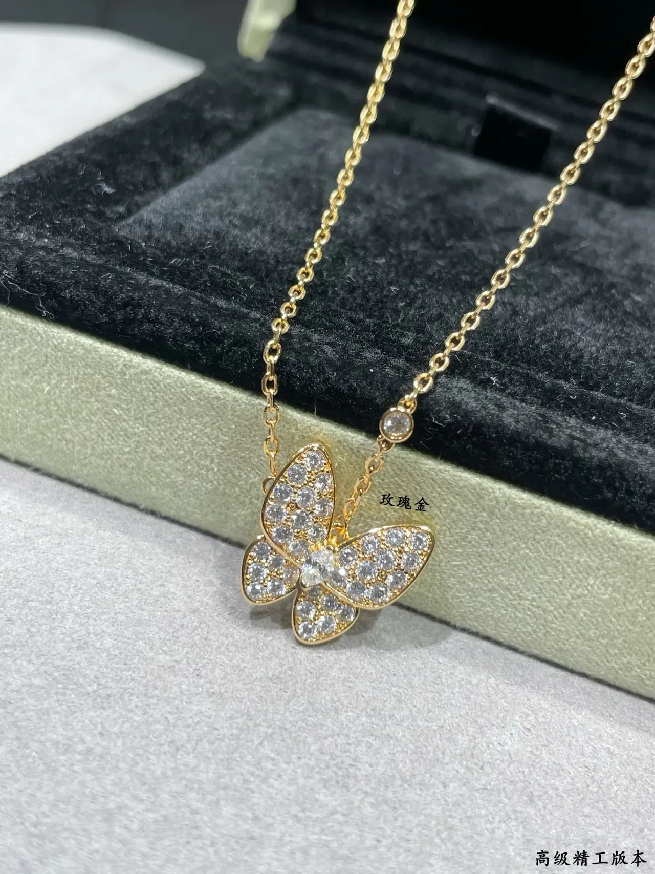 Colar de metal com pêndulo de borboleta de cristal pavé em ouro e prata 4