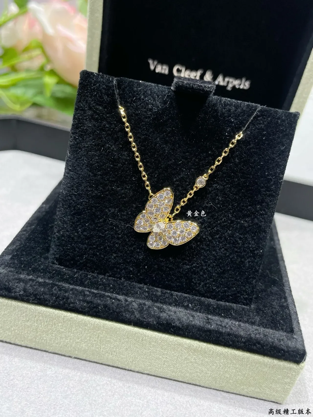 Colar de metal com pêndulo de borboleta de cristal pavé em ouro e prata 5