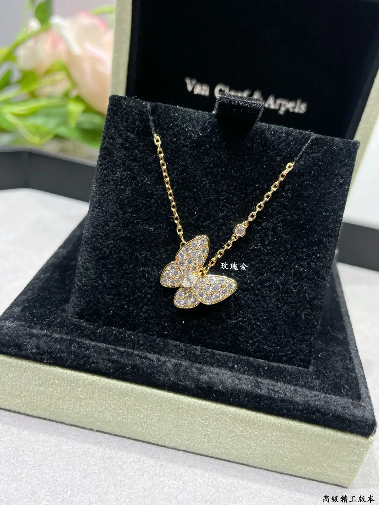 Colar de metal com pêndulo de borboleta de cristal pavé em ouro e prata 7