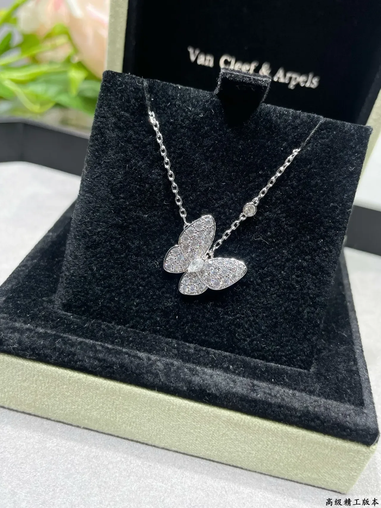 Colar de metal com pêndulo de borboleta de cristal pavé em ouro e prata 8