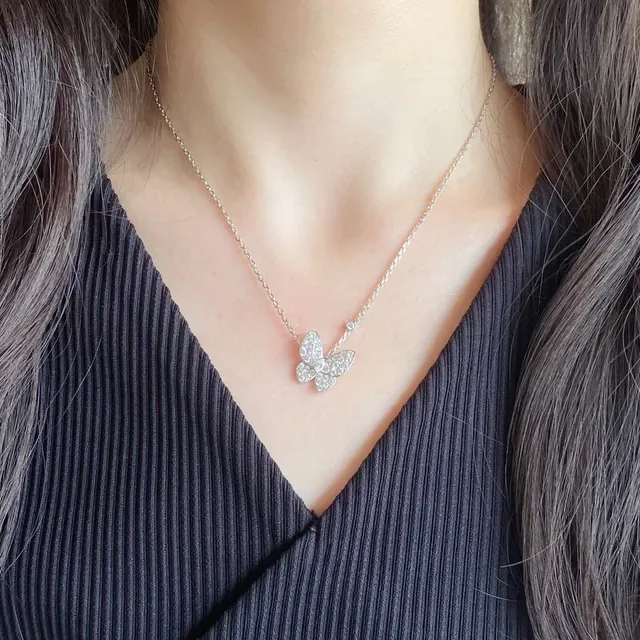 Colar de metal com pêndulo de borboleta de cristal pavé em ouro e prata 9