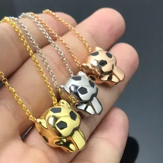 Colar com pingente de cabeça de animal salpicado em ouro, prata e ouro rosa