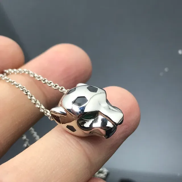Colar com pingente de cabeça de animal salpicado em ouro, prata e ouro rosa 2