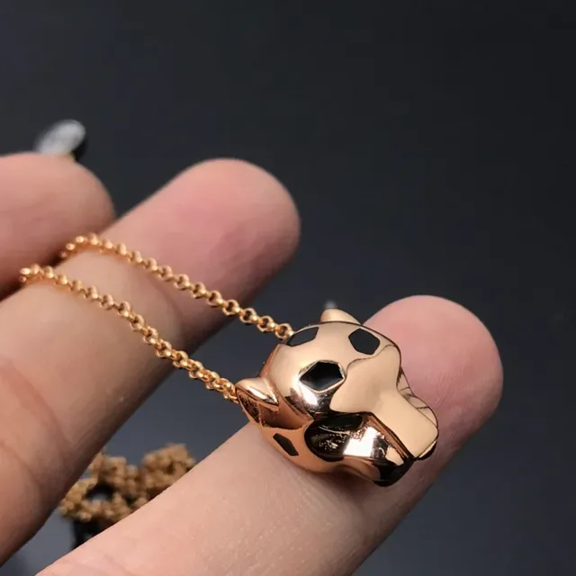 Colar com pingente de cabeça de animal salpicado em ouro, prata e ouro rosa 3