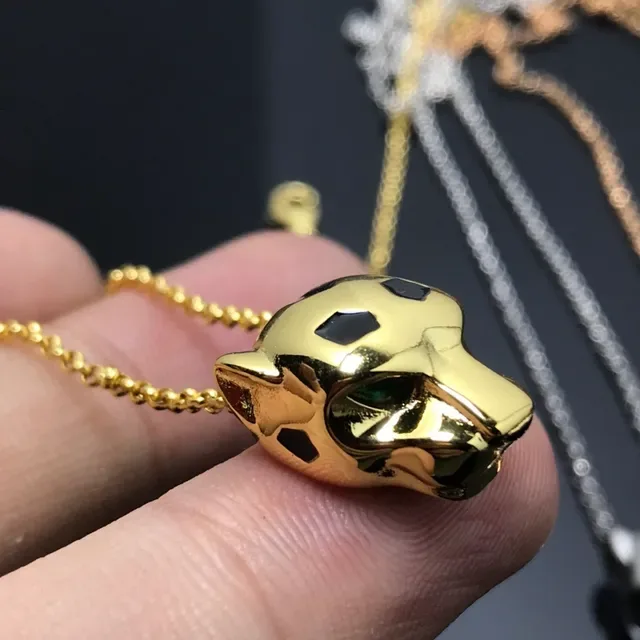 Colar com pingente de cabeça de animal salpicado em ouro, prata e ouro rosa 4