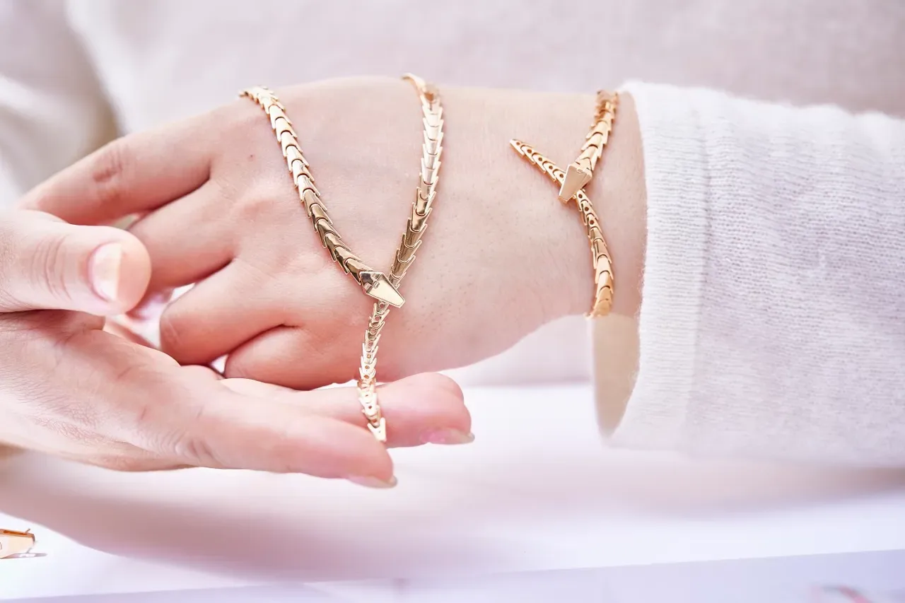 Gold-Tone Articulated Scale-Link Chain Necklace 4