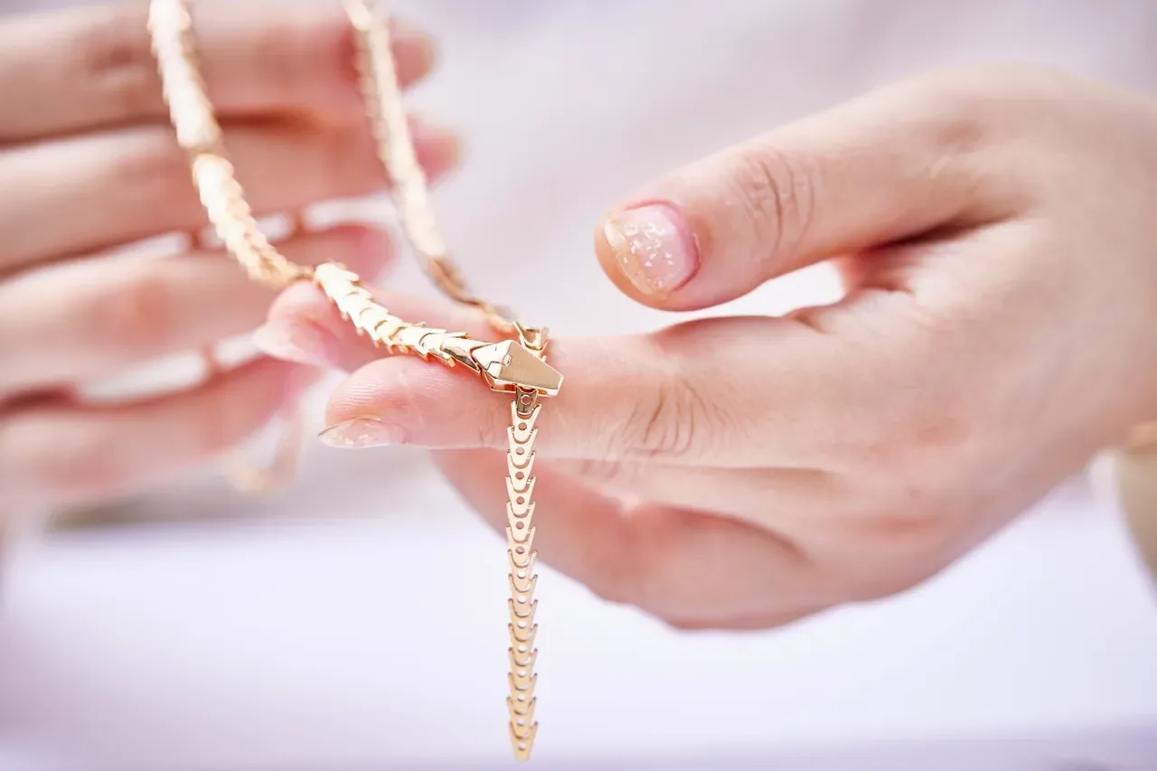 Gold-Tone Articulated Scale-Link Chain Necklace 6