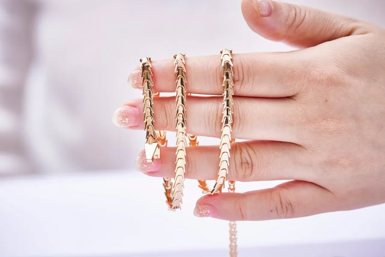 Gold-Tone Articulated Scale-Link Chain Necklace 8