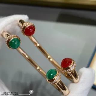 سوارات مفتوحة بلون ذهبي مع كابوشون حجر وهالو الماسات المكسوة