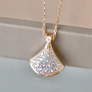 سلسلة ذهبية على شكل مروحة مرصعة بالحجارة