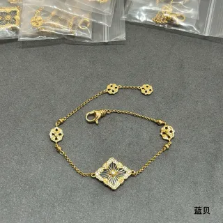 Pulsera de tono dorado floral de cuatro hojas esmaltado y piedras pavé