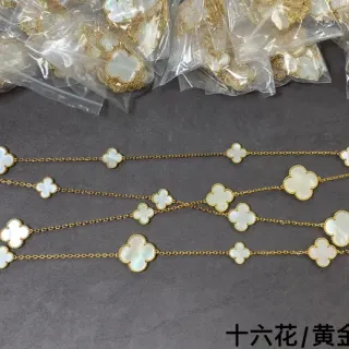 Collier pendentif trèfle en nacre dorée