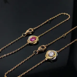 Colliers pendentifs en or ton doré avec un seul diamant et motif en spirale
