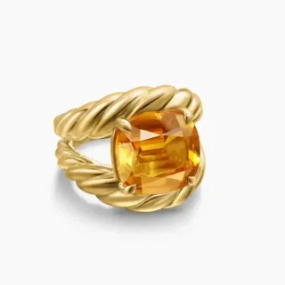 Anillo de tono dorado con banda de cuerda trenzada y gemas de ámbar de corte cushion