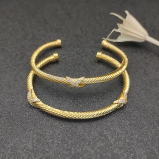 Braceletes de pulso tom dourado con corda retorcida pavé de cristal aberta